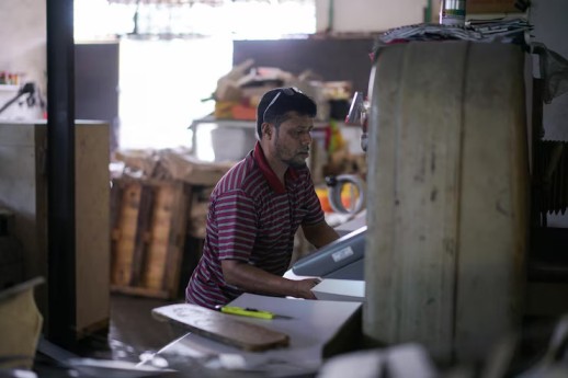 man-working-workshop_1048944-19873267 (1)